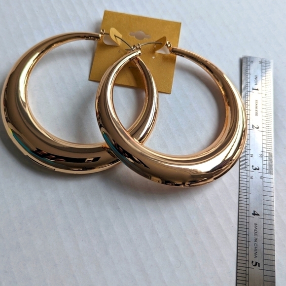 90's Y2K Reflective Large Graduated Hoop Earrings in High Shine Gold - Picture 5 of 5